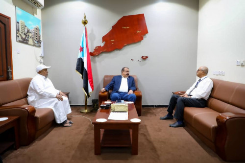 اللواء بن بريك يلتقي الدكتور رشيد بارباع رئيس مركز حضرموت الاستشاري للطاقة والتعدين