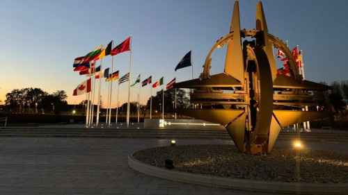 الناتو يدعو إلى "الدبلوماسية والحوار وخفض التصعيد" مع روسيا
