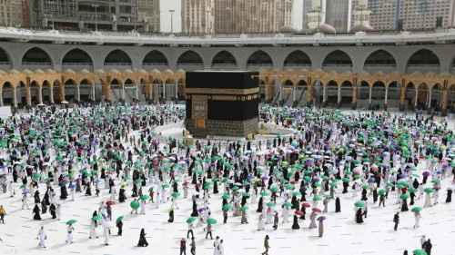 أول بعثة حجاج تصل إلى السعودية