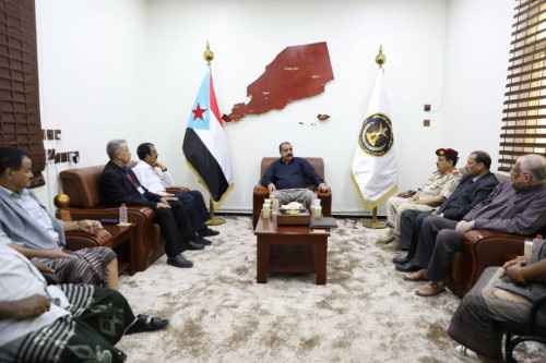 اللواء بن بريك يلتقي رؤساء دوائر وزارة الدفاع