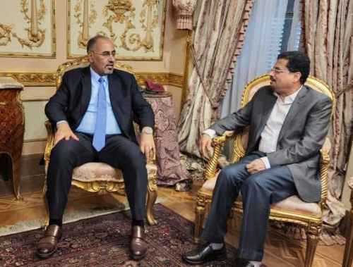 الرئيس الزُبيدي يلتقي السفير عبدالكريم شائف ويؤكد حاجة الجنوب لجهود كل أبنائه
