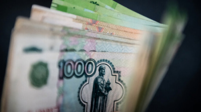 العملة الروسية ترتفع أمام الدولار إلى أعلى مستوى منذ منتصف 2015