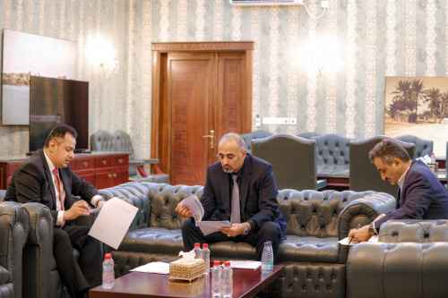الرئيس الزُبيدي يوجه حكومة المناصفة بسرعة إنجاز مصفوفة المشاريع العاجلة