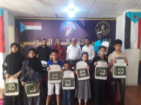 انتقالي صيرة يوزع حقائب مدرسية للطلبة الأشد احتياجاً في المديرية