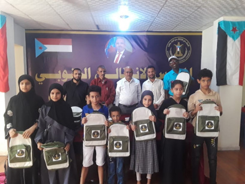 انتقالي صيرة يوزع حقائب مدرسية للطلبة الأشد احتياجاً في المديرية