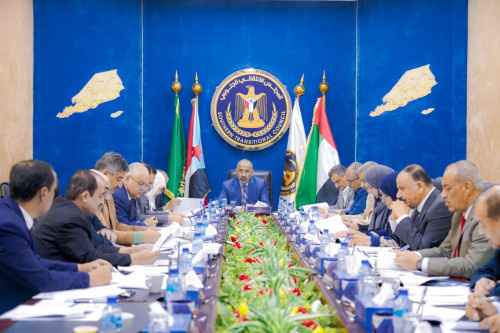 رئاسة الانتقالي تقر النظام الأساسي المُعدل للمجلس وتستعرض نتائج عمل فريقي الحوار