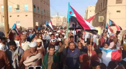 مسيرات غضب في القطن وسيئون للمطالبة بطرد العسكرية الأولى