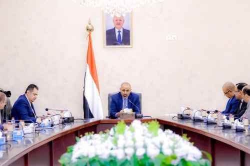 الرئيس الزُبيدي يترأس اجتماعا استثنائيا لمجلس الوزراء