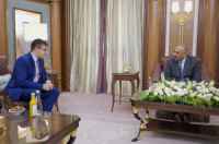 الرئيس الزُبيدي يستقبل القائم بأعمال السفير الروسي لدى اليمن
