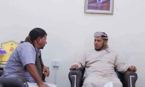 محافظ سقطرى يوجه بتنظيم عملية بيع الأسماك ويطلع على آلية عمل الإنزال السمكي