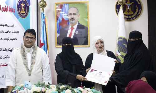 الأمانة العامة بالانتقالي تختتم دورة تدريبية للكادر النسائي في اللجان المجتمعية بمديريات العاصمة عدن