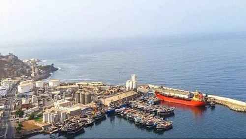 الدفاعات الجوية تحبط استهداف مسيرة حوثية لناقلة نفطية بميناء الضبة