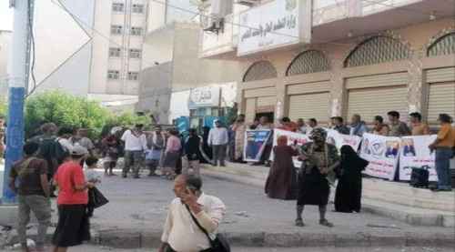 وقفة احتجاجية للتنديد بفساد المنح الدراسية والمطالبة بإقالة الوصابي