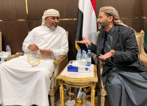 الرئيس الزُبيدي يؤدي واجب العزاء في وفاة الشيخ صادق الأحمر