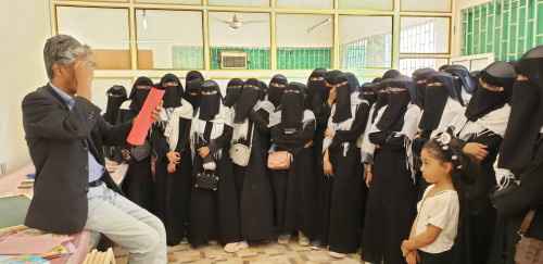 مركز الوسائل التعليمية بوادي حضرموت يطلع طالبات ثانوية شبام للبنات على أهداف وآليات إنتاح الوسائل التعليمية&nbsp;