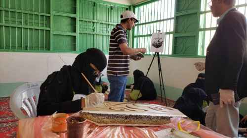فتيات يحفرن الصخر ألوانا.. منتدى آرت مكس يختتم مشروع فن أخضر في سيئون