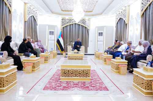 الرئيس الزُبيدي يعقد اجتماعا برئاسة وأعضاء مركز دعم صناعة القرار في المجلس