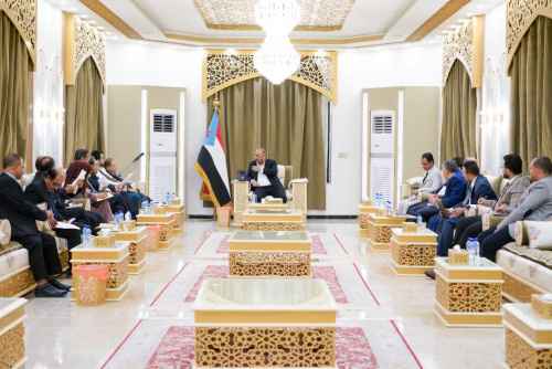 الرئيس الزُبيدي يعقد لقاءً مشتركًا بفريق الحوار الوطني ورؤساء عدد من المكونات السياسية الجنوبية
