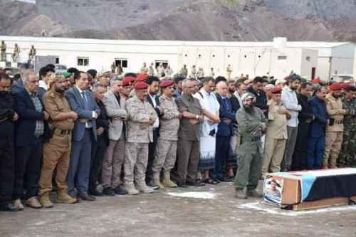 قيادات المجلس الانتقالي الجنوبي تتقدم مشيّعي جثمان فقيد الوطن الكبير اللواء صالح السيد