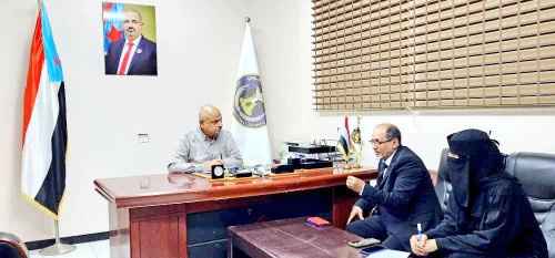 عصام عبده يبحث مع مستشار محافظ العاصمة عدن لشؤون المنافذ أوضاع النازحين والمهاجرين وجهود العمل الإغاثي والإنساني