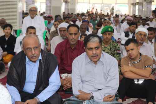 الكثيري وبامعلم والمحمدي يؤدون صلاة العيد مع جموع المواطنين في المكلا