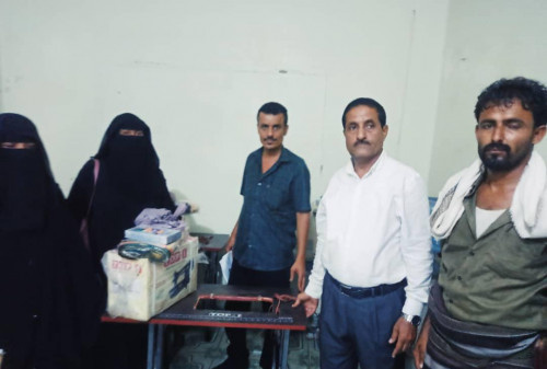 انتقالي أبين يدشن توزيع مكائن ومعدات خياطة لعدد من الجمعيات في المحافظة