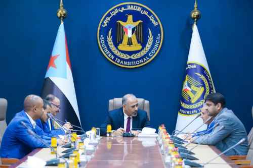 الرئيس الزُبيدي يطّلع على سير العمل في مصافي عدن