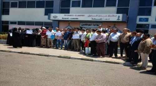 وقفة احتجاجية لموظفي مطار عدن للتنديد بالاعتداء على المدير العام