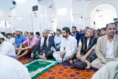 الرئيس الزُبيدي يؤدي صلاة الجمعة مع جموع المصلين بجامع عمر بالمكلا