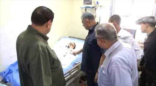 المحافظ لملس يوجه بالاهتمام والرعاية الصحية للبائع الذي أضرم النار في نفسه بالشيخ عثمان