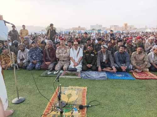 قيادة انتقالي شبوة تودي صلاة عيد الاضحى مع جموع المصلين في عتق