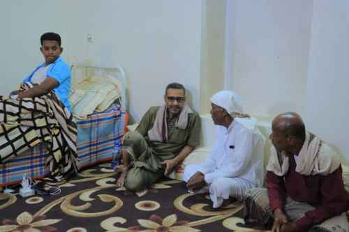 الزبيدي يزور جرحى الاعتداء على فعالية يوم الأرض الجنوبي بسيئون