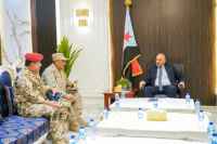الرئيس الزُبيدي يؤكد على أهمية الحفاظ على الجاهزية العالية للقوات المرابطة في الجبهات الحدودية بأبين