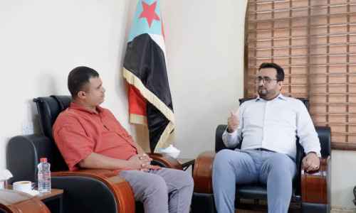 العولقي يلتقي الصحفي عبدالرحمن انيس ويشيد بتغطياته الصحفية الموضوعية
