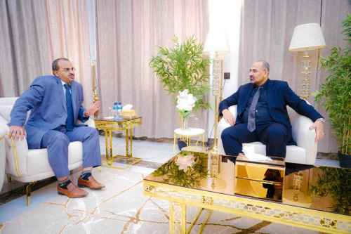 الرئيس الزُبيدي يجدد مساندته لجهود تحرير محافظة البيضاء من الاحتلال الحوثي وتطهيرها من الإرهاب
