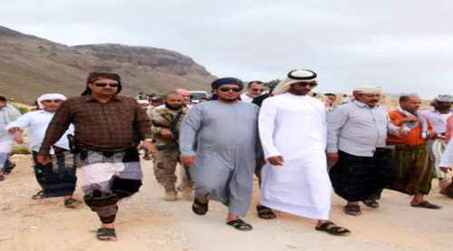بتمويل إماراتي.. محافظ سقطرى يدشن مشروع سفلتة طريق ستروة قعرة جنوب المحافظة