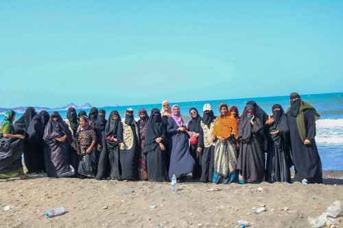 الأمانة العامة تتفقد النساء العاملات في مجال الاصطياد السمكي بمنطقة رأس عمران بالعاصمة عدن