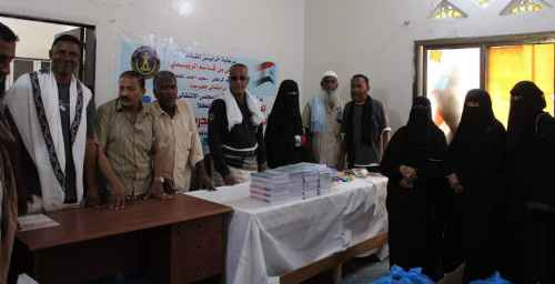 انتقالي المكلا يدشن توزيع الأدوات المدرسية على طلاب الأسر الفقيرة بالمديرية