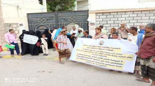 وقفة احتجاجية بلحج نطالب بصرف فوري للمرتبات والعدول عن قرار وزير المالية