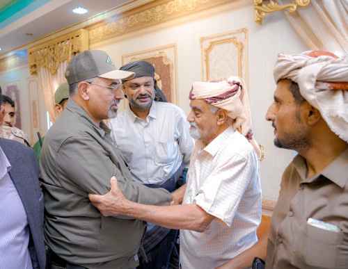 الرئيس الزُبيدي يزور أسرة الشهيد البطل عبداللطيف السيّد بأبين&nbsp;