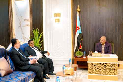 الرئيس الزُبيدي يطّلع على سير العمل بفرع البنك المركزي بمحافظة المهرة