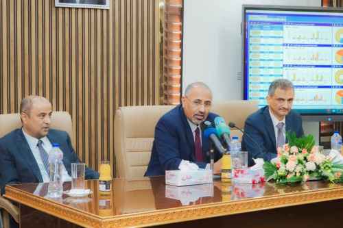الرئيس الزُبيدي يدشن رسميا عمل مركز تنمية الإيرادات بديوان عام السلطة المحلية بالعاصمة عدن