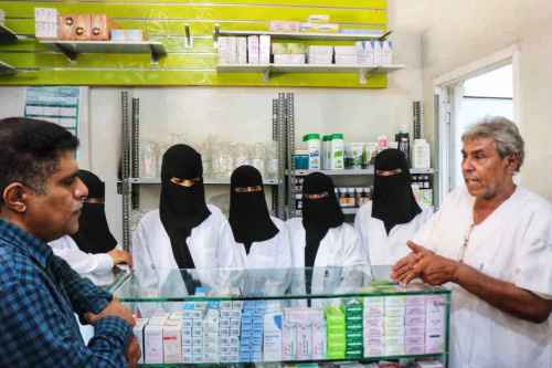 رئيس تنفيذية انتقالي حضرموت يفتتح صيدلية ومختبر عيادة ابن الوليد الخيرية