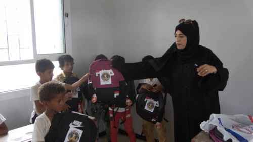 انتقالي لحج يدشن توزيع الحقائب المدرسية على طلاب مدرسة كود عتيرة بمديرية تبن