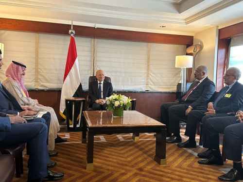 الرئيس الزُبيدي يلتقي بمعية رئيس مجلس القيادة الرئاسي وزير الخارجية السعودي