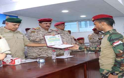  وزير الدفاع يكرم الضابط عبدالصمد الحوشبي احد خريجي دورة القيادة والأركان