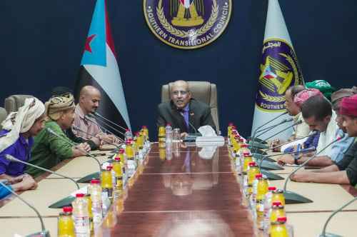 رئيس الجمعية الوطنية يلتقي عددا من أبناء حضرموت الدارسين في الكلية الحربية بالعاصمة عدن