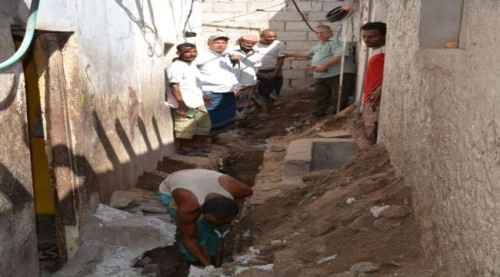 بدء تنفيذ مشروع تغيير شبكة الصرف الصحي بحي العمال بمديرية صيرة