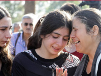 بالدموع والأكاليل.. سوريا تشيّع ضحايا هجوم "الدرونز" في حمص (صور)