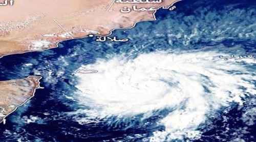 "تيج" يتحول إلى إعصار ويمر بسقطرى فجرا